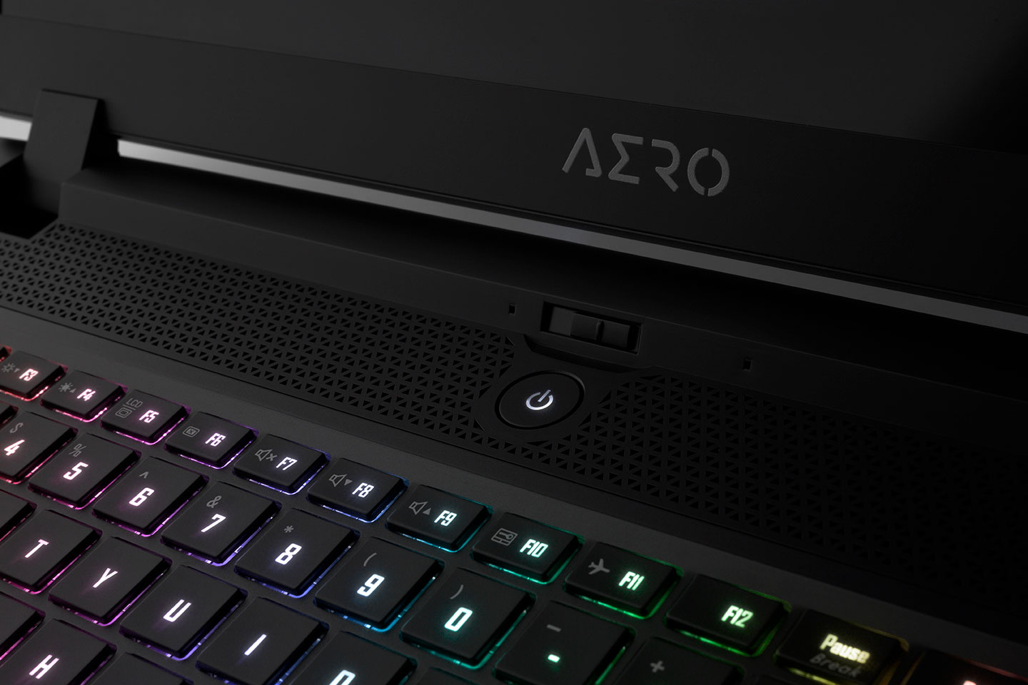 Gigabyte Aero 17 Hdr Core I9 9980Hk / 16Gb / 1Tb / Rtx 2080 8Gb / 17.3 Inch Uhd 4K Hdr