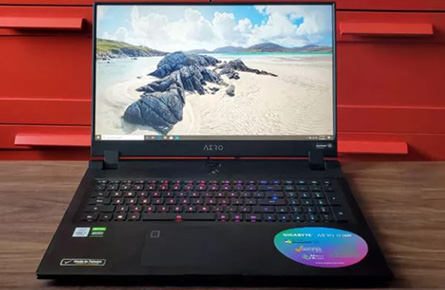 AORUS 15G'nin tasarımı, minimalist modernizm dokunuşu eklerken ekstrem sporlar hissi yaratmak için şasinin yan tarafı sahte yarış arabası özellikleriyle süslenmiş spor arabalardan da esinlenmiştir.